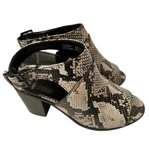 Time and True Faux snakeskin Peep Toe Chunky Heel Shoes. Size 6W NWOT